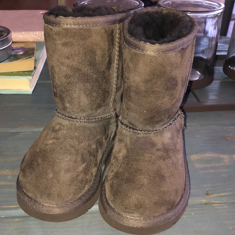 NEW UGG CLASSIC BOOTS SIZE 7 toddler girl
